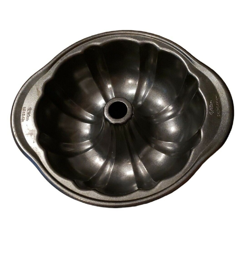 Wilton Perfect Results Premium Non-Stick 9.5 X 3.4 Inch Fluted Tube Ring Pan